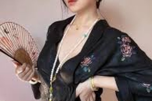 1天曝3大瓜！顶流女星签协议、约会激吻、知三当三各个炸裂