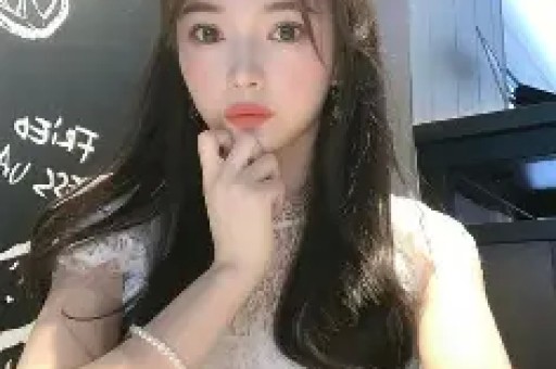 王勉恋情曝光邓超陈赫嗑瓜子调侃：“跟谁逛街啦？”